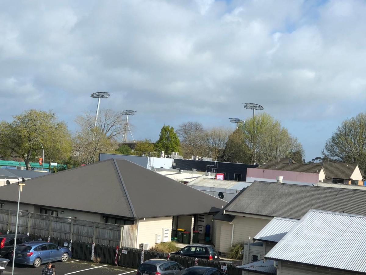 Central Stadium Apartments Hamilton Bagian luar foto